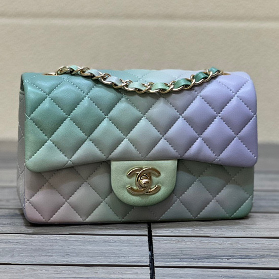 Borsa Classica Chanel In Pelle Di Agnello Piccola Con Patta Verde Cf1116