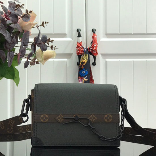 Borsa Louis Vuitton Taiga In Pelle Con Patta Nera M30717