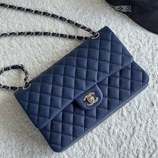 Borsa Media Classica Chanel Con Patta In Pelle Di Vitello Martellata Blu A01112