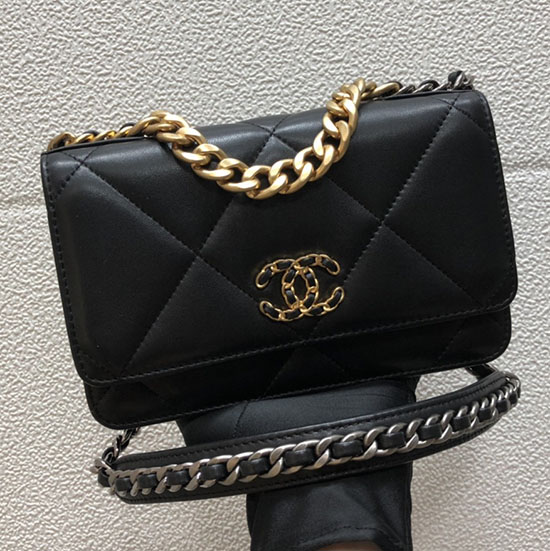 Portafoglio Chanel Con Catena E Patta In Pelle Di Agnello Nero A15011