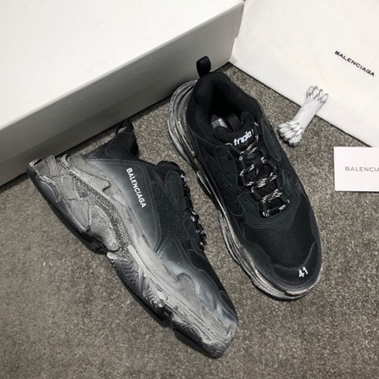 حذاء رياضي Balenciaga Triple S B811061C