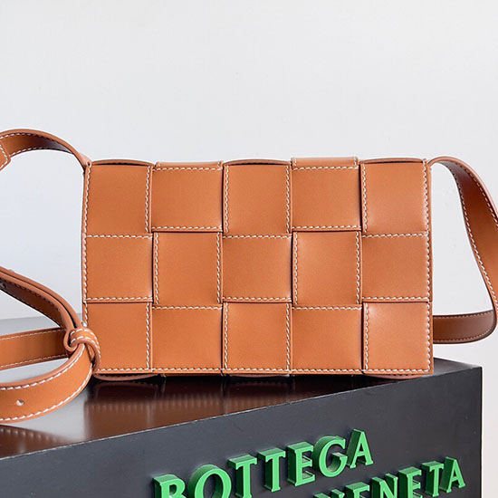 Bottega Veneta касета от телешка кожа кафяво B758105