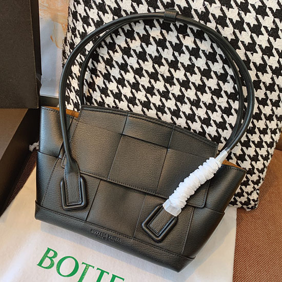 Bottega Veneta малка чанта Arco 33 черна B1007