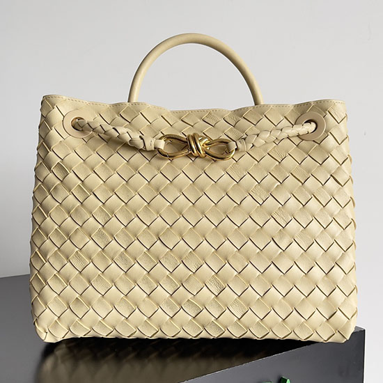 Bottega Veneta средна чанта Andiamo Tote бежова B743572