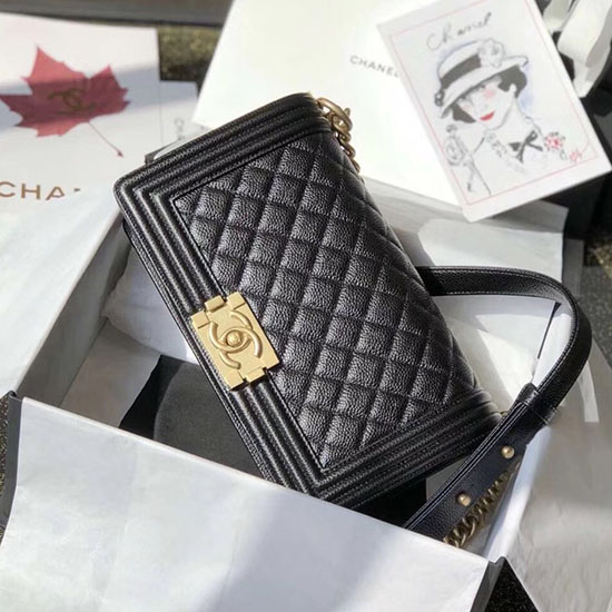 Chanel Black Caviar средна момчешка чанта златен хардуер A67086