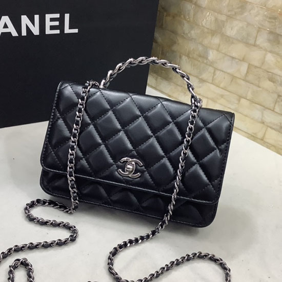 Chanel лъскав портфейл от смачкана телешка кожа на верижка черен Ap3645