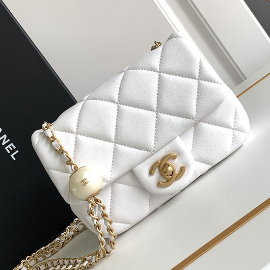 Chanel мини чанта с капак бяла As4868