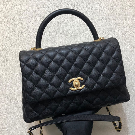 Chanel чанта с капак и горна дръжка черна A92991