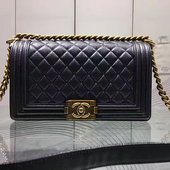 Chanel черен ватиран хайвер средна чанта за момче златен хардуер A67086