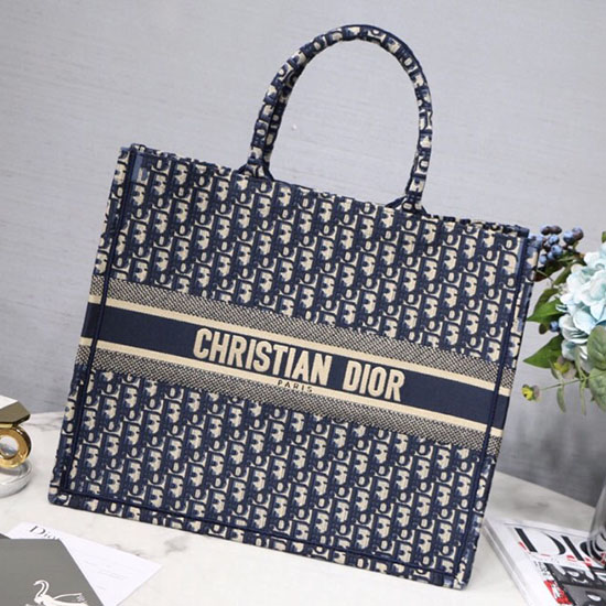 Dior наклонена книжна чантичка D32602