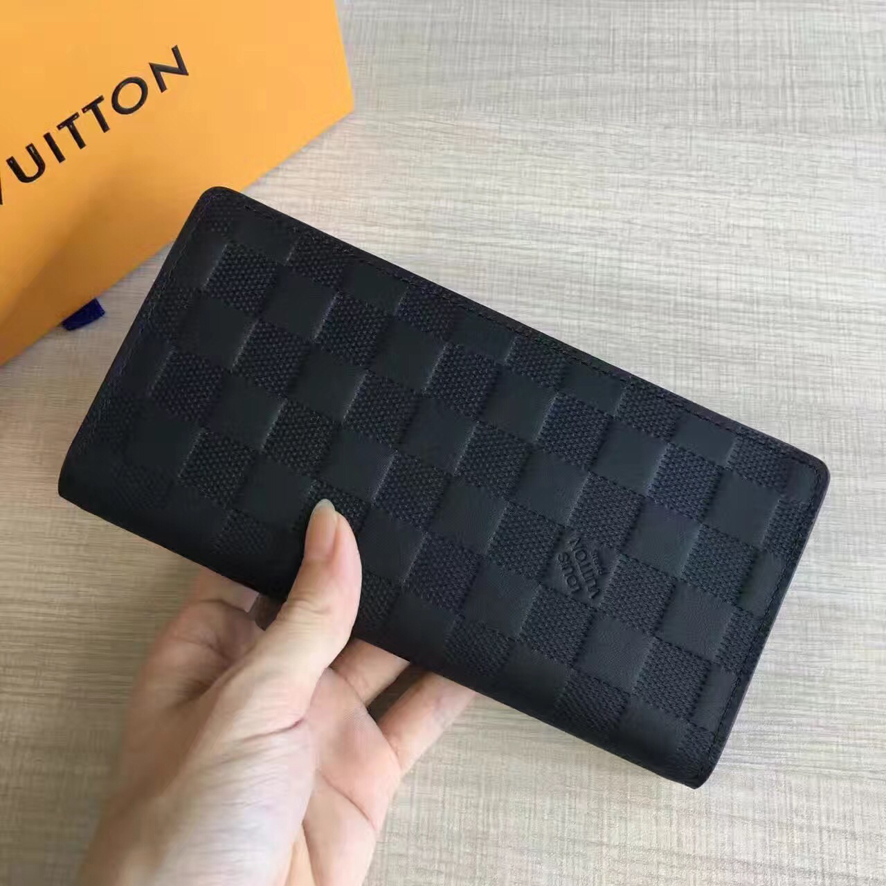 Louis Vuitton Damier Infini кожен портфейл Brazza оникс N63010