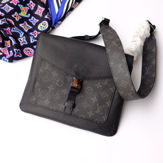 Louis Vuitton месинджър с капак за открито M30413