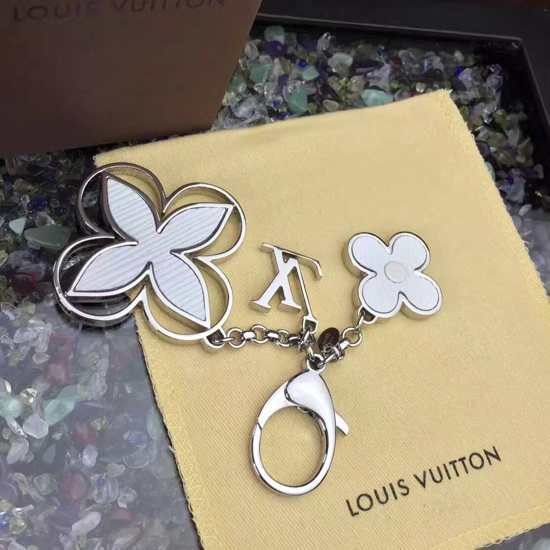 Louis Vuitton чанта чар Rimi ключодържател бяло и сребристо M61013