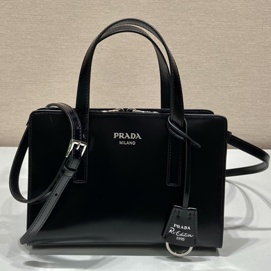 Prada Re-edition 1995 черна мини чанта от четкана кожа 1ba357