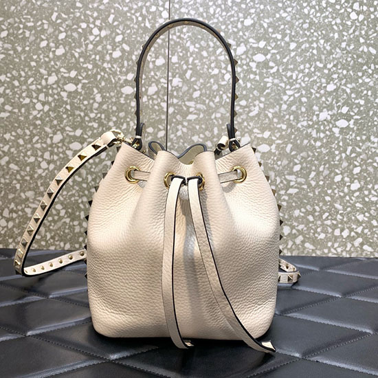 Valentino Garavani Rockstud Bucket Bag бяла V0319