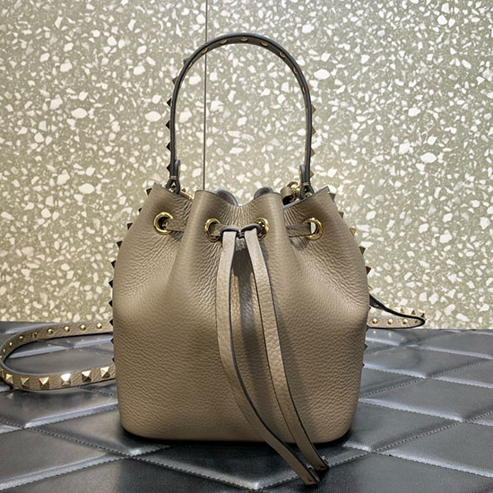 Valentino Garavani Rockstud Bucket Bag сива V0319