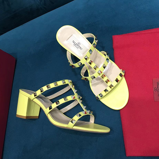 Valentino Garavani Rockstud кожен сандал от телешка кожа жълт V18601