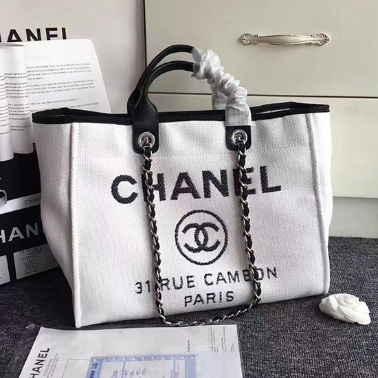 Голяма пазарска чанта Chanel от бяло платно Deauville A68046