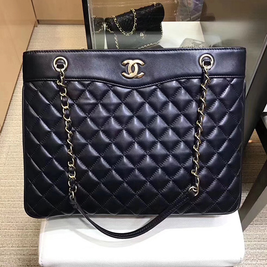 Голяма пазарска чанта от агнешка кожа на Chanel черна A57030