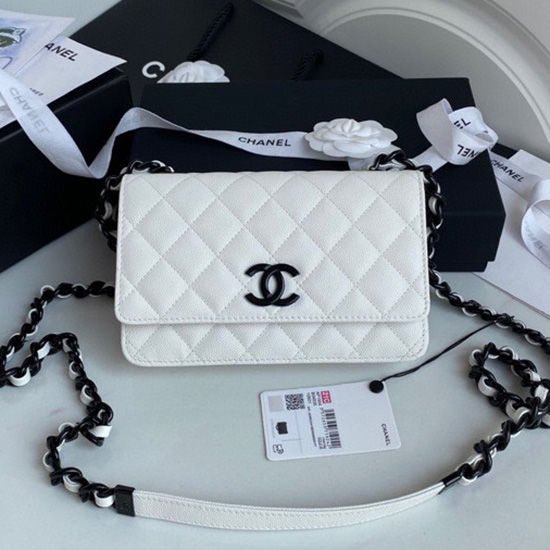 Портфейл от зърнеста телешка кожа на Chanel бял на верига Ap1954