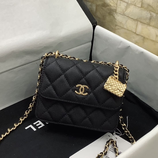 Портфейл от зърнеста телешка кожа на Chanel с черна верига Ap3317