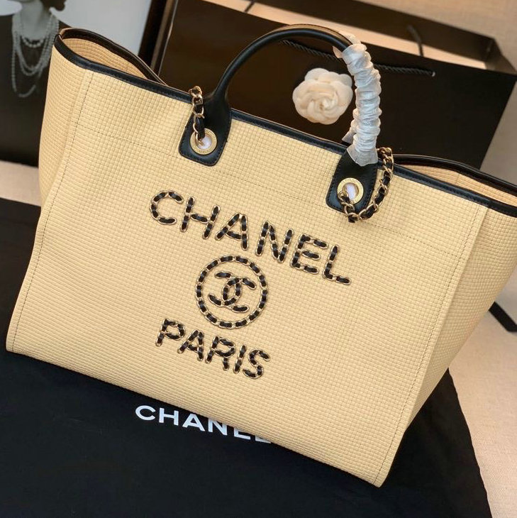 бежова чанта Cabas от телешка кожа на Chanel A13103