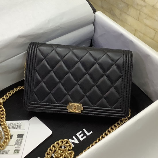 ватиран момчешки портфейл от агнешка кожа на Chanel черен със златист метал A80389