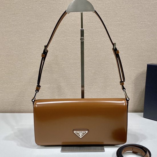 кафява дамска чанта Prada от полирана кожа Prada 1bd323