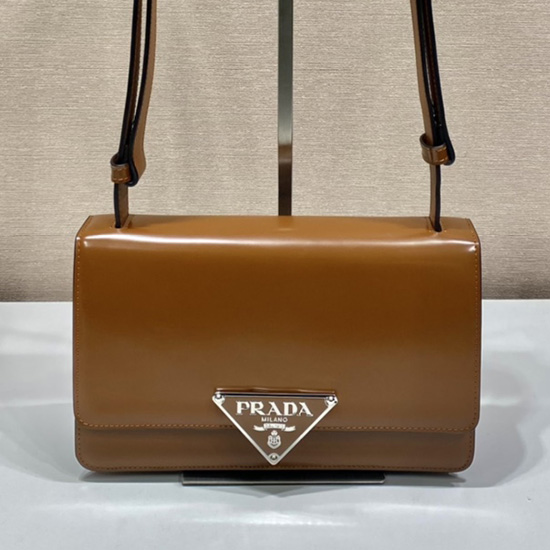 кафява чанта от четкана кожа Prada Embleme 1bd321