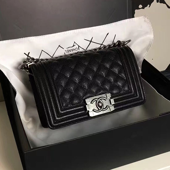 малка ватирана чанта за момче от хайвер на Chanel черно сребристо A13043