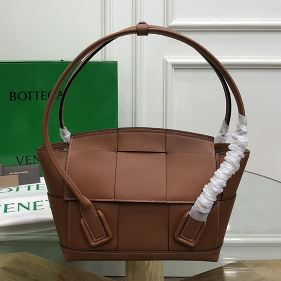 малка чанта Bottega Veneta Arco 33 от гладка кожа кафяво B1007