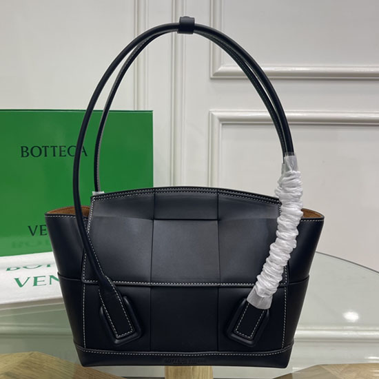 малка чанта Bottega Veneta Arco 33 от черна гладка кожа B1007