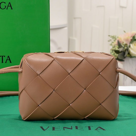 малка чанта за касетъчен фотоапарат Bottega Veneta Camel 6600