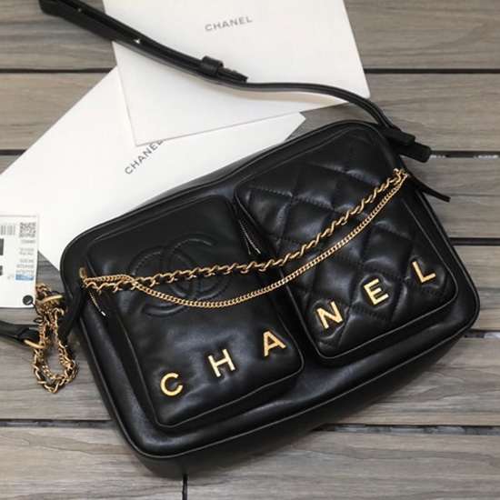 малък калъф за фотоапарат от телешка кожа на Chanel черен As2923