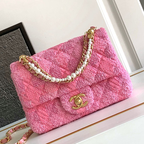 розова чанта от туид с капак на Chanel A54385