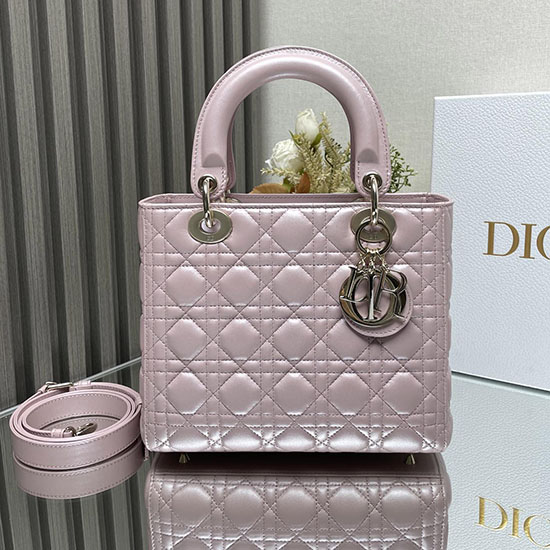 средна дамска чанта от агнешка кожа на Dior блестящо розово D2454