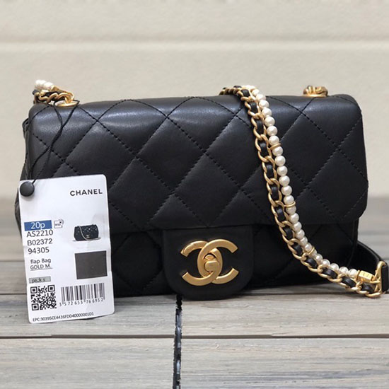 черна чанта с капак от телешка кожа на Chanel As2210