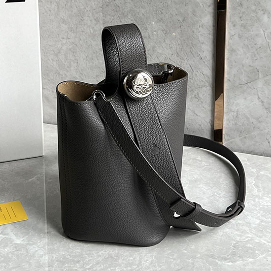 Loewe Mini Pebble Bucket Bag Tmavě šedá L051701