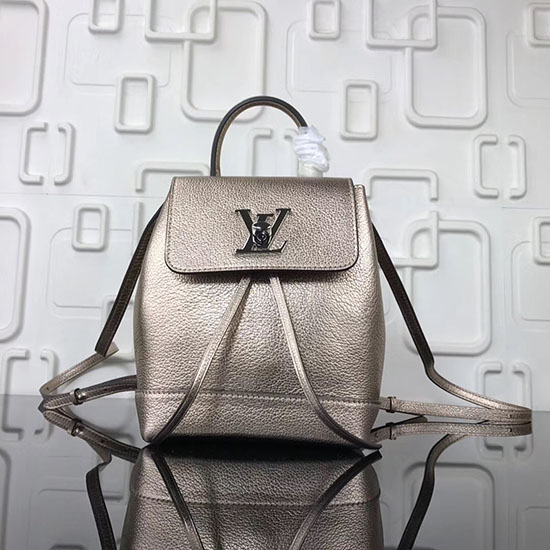 Louis Vuitton Batoh Lockme Z Měkké Telecí Kůže Mini Světle Zlatá M54573