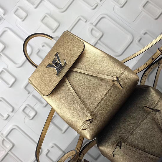 Louis Vuitton Batoh Lockme Z Měkké Telecí Kůže Mini Zlatý M54573