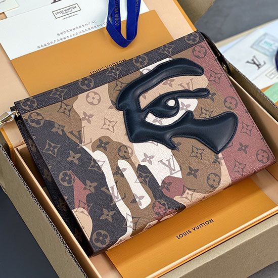 Louis Vuitton Pochette Voyage Hnědá M82589