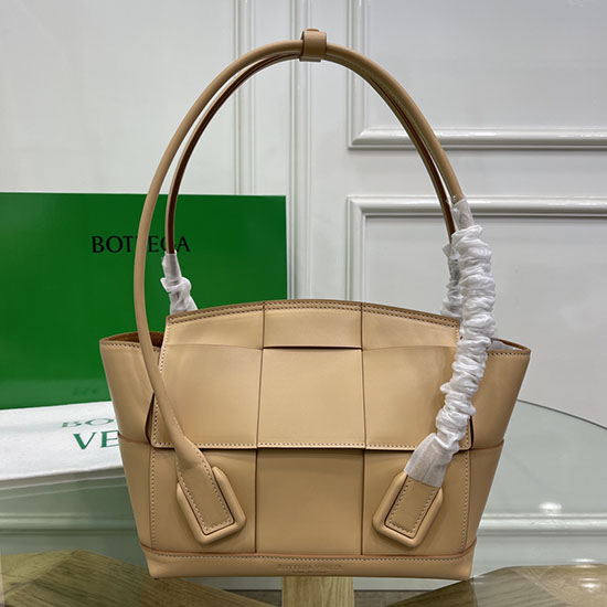 Malá Taška Bottega Veneta Arco 33 Z Hladké Kůže Béžové B1007