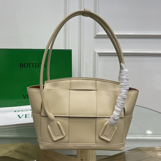 Malá Taška Bottega Veneta Arco 33 Z Hladké Kůže Světle Béžová B1007