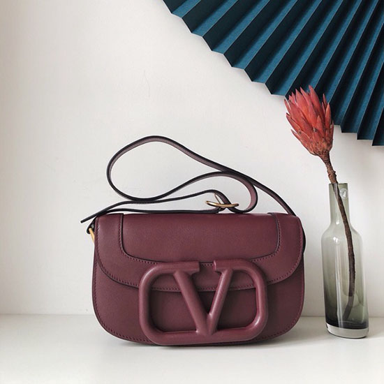 Valentino Garavani Supervee Crossbody Kabelka Z Telecí Kůže Vínová V07191