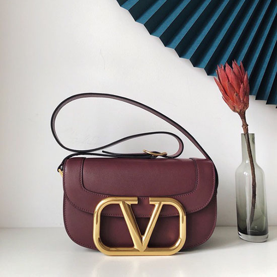 Valentino Garavani Supervee Crossbody Kabelka Z Telecí Kůže Vínová V07193