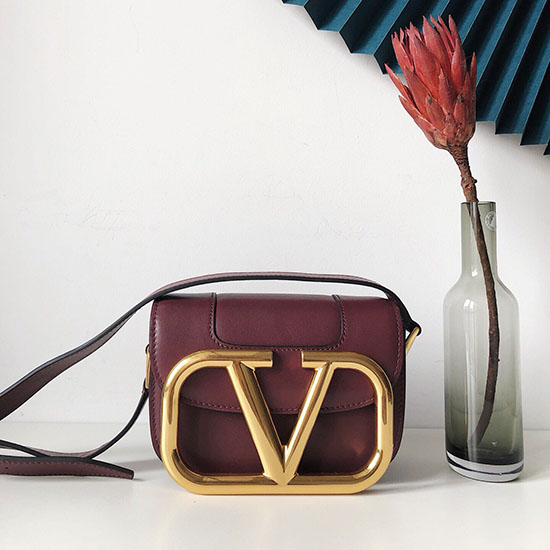 Valentino Malá Supervee Crossbody Kabelka Z Telecí Kůže Vínová V07194