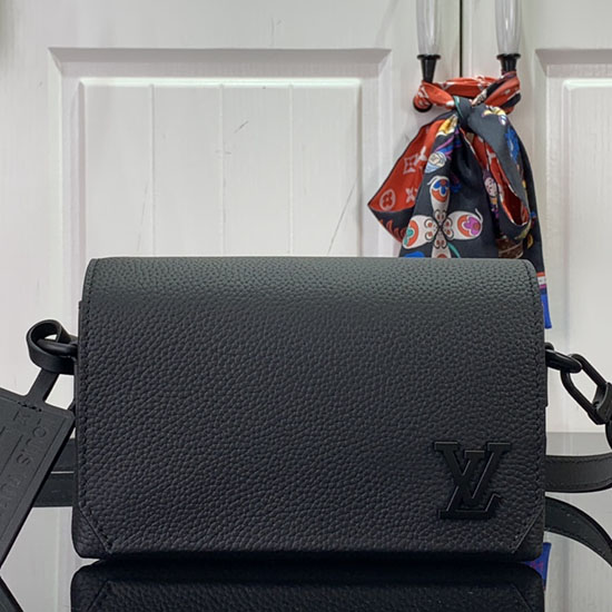 Louis Vuitton Flap Bærbar Pung Sort M82085