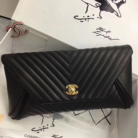 Chanel Chevron-Clutch Aus Lammfell Schwarz Mit Goldenen Beschlägen A90902