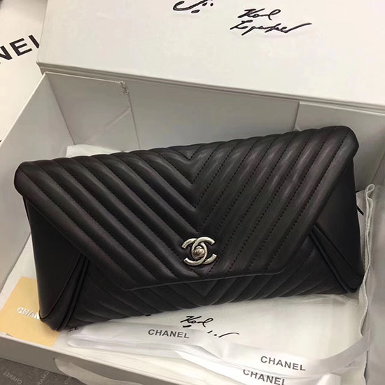 Chanel Chevron-Clutch Aus Lammfell Schwarz Mit Silbernen Beschlägen A90902