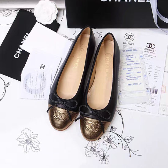 Chanel Schwarze Lammfell-Ballerinas Mit Goldener Zehenkappe Ch1610